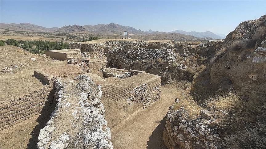 Niğde'deki Hitit dönemine ait kerpiç yapılar yangınlardan güçlenerek çıkmış