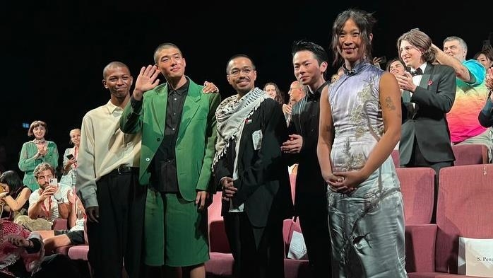 El director de cine japonés Neo Sora muestra su apoyo a Palestina en el 81º Festival de Cine de Venecia