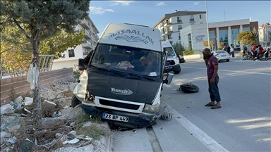 Aksaray'da mevsimlik işçileri taşıyan minibüs ile otomobil çarpıştı, 15 kişi yaralandı