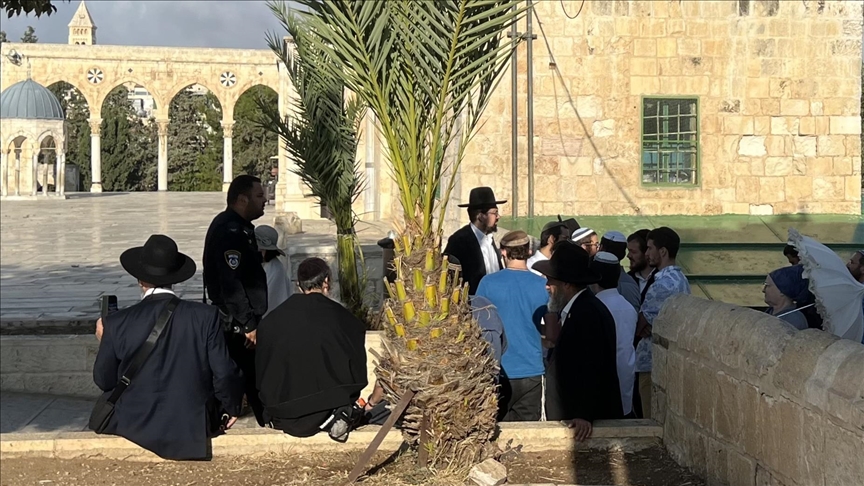 Far-right Israeli settlers storm Jerusalem’s Al-Aqsa Mosque, perform Talmudic rituals