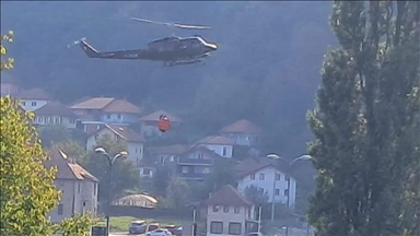 Helikopter Oružanih snaga BiH gasi požar kod Maglaja