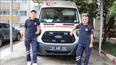 Sağlık çalışanı baba ile oğlu aynı ambulansta hayat kurtarıyor