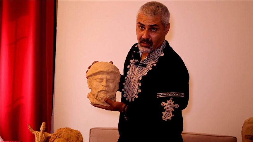 بيد النحّات منصور.. مشاعر اللبنانيين تنطقها وجوه من طين (تقرير)