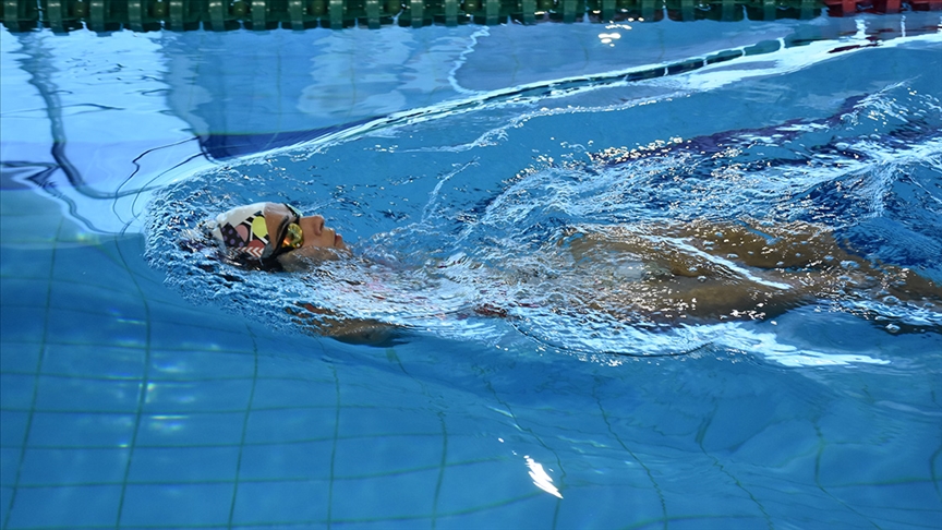 Paris'te yüzme branşında milli sporcu Sevilay Öztürk bronz madalya kazandı