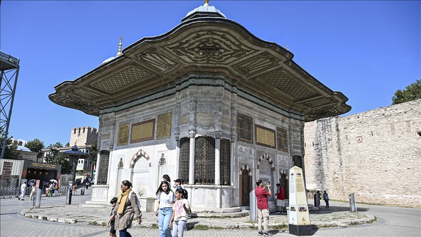 Osmanlı'nın mirası çeşmeler İstanbulluların ve can dostlarının ihtiyacını karşılıyor