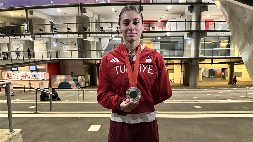 Türkiye'nin ilk paralimpik madalyalı özel sporcusu Aysel Önder, büyük bir gurur yaşıyor