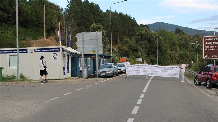 Sırbistan'ın Kosova ile sınır geçişlerinde yol kapatma eylemi başlatıldı