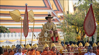 Thailand's king administers oath to Prime Minister Shinawatra, her 34-member Cabinet