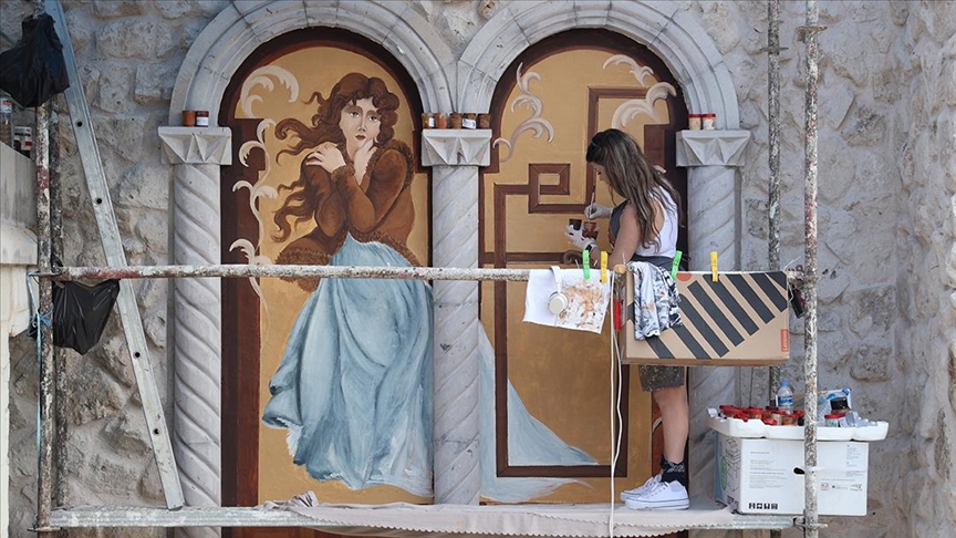 Kadın ressam Kapadokya'daki otelleri sanatsal dokunuşuyla güzelleştiriyor