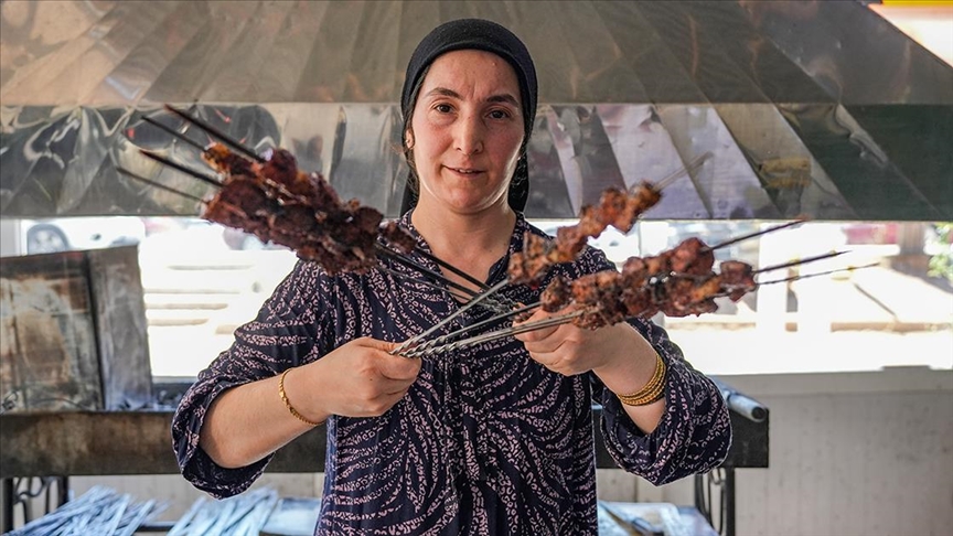 Hazar Gölü'nün "Ciğerci Perihan ablası" müşterileri için ocağın başına geçiyor