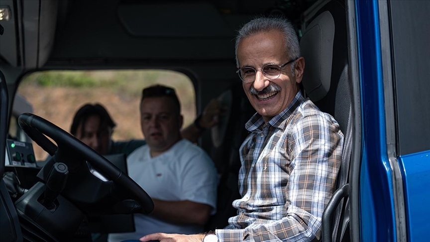 Bakan Uraloğlu, Ford Trucks'ın "Seviye-4 Otoyol Pilotu" teknolojisine sahip kamyonunun test sürüşüne katıldı