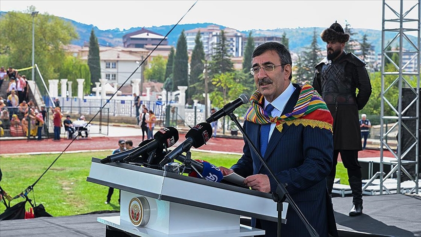 Cevdet Yılmaz: Ertuğrul Gazi Camii'nin kubbesinden göğe baktığımızda özgürce dalgalanan al bayrağımızı görüyoruz