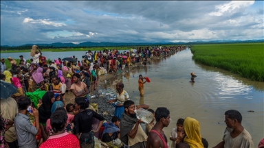 Thousands more Rohingya flee to Bangladesh as clashes rage in Myanmar