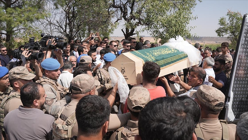 Diyarbakır'da ölü bulunan Narin Güran son yolculuğuna uğurlandı