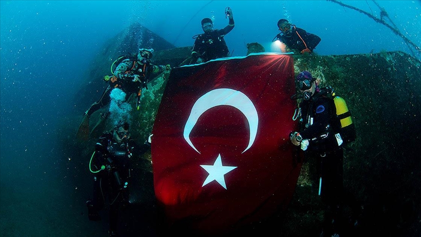 İzmir'de dalgıçlar 9 Eylül'ü su altında Türk bayrağı açarak kutladı
