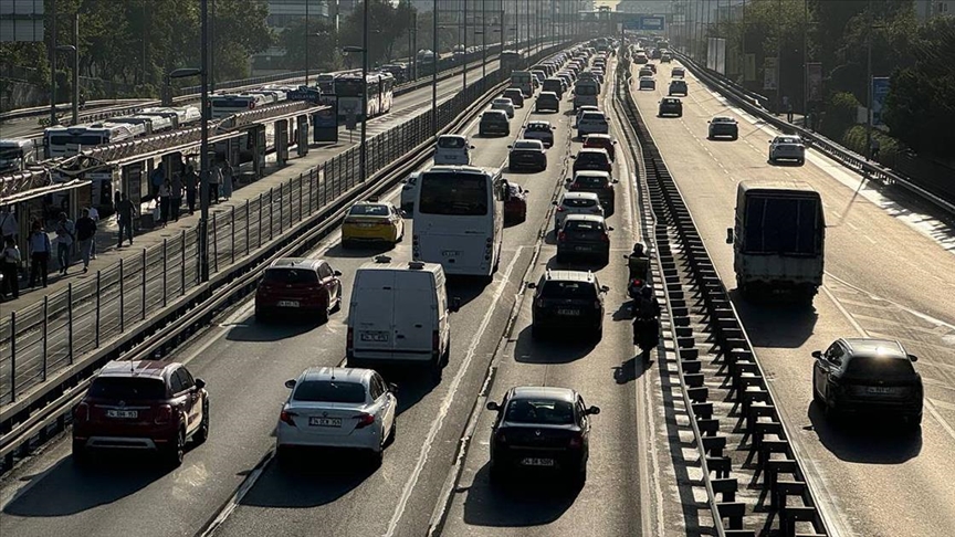 İstanbul'da yeni eğitim öğretim yılının ilk gününde trafik yoğunluğu oluştu