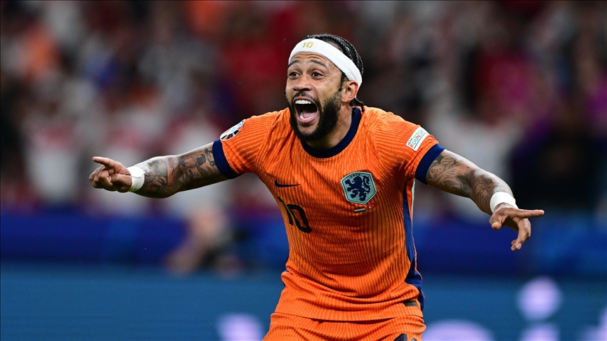 Dutch attacker Depay joins Corinthians