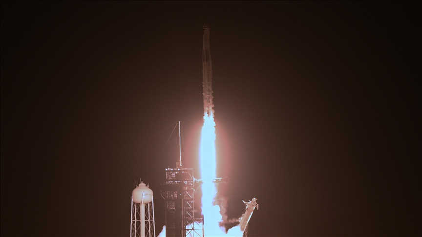 SpaceX, ilk özel uzay yürüyüşü için Falcon 9 roketini fırlattı