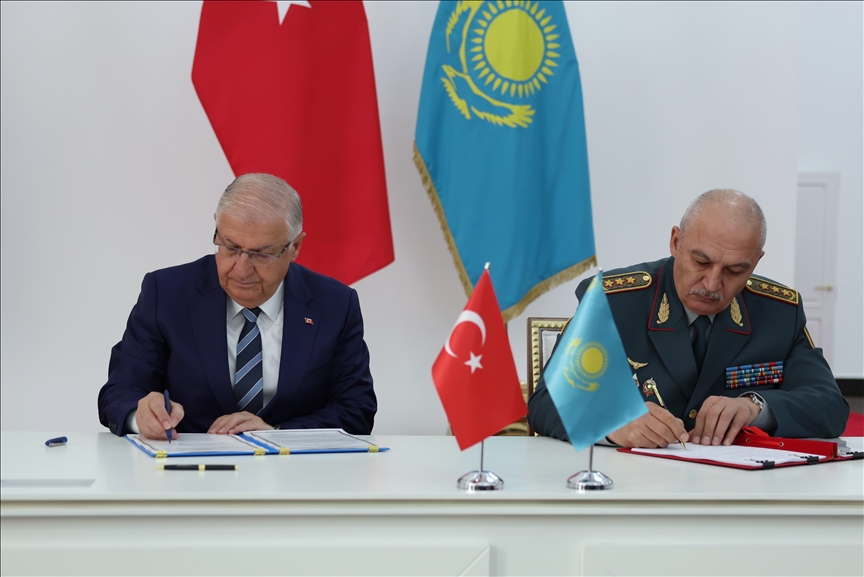 Главы Минобороны Турции и Казахстана обсудили оборонное сотрудничество