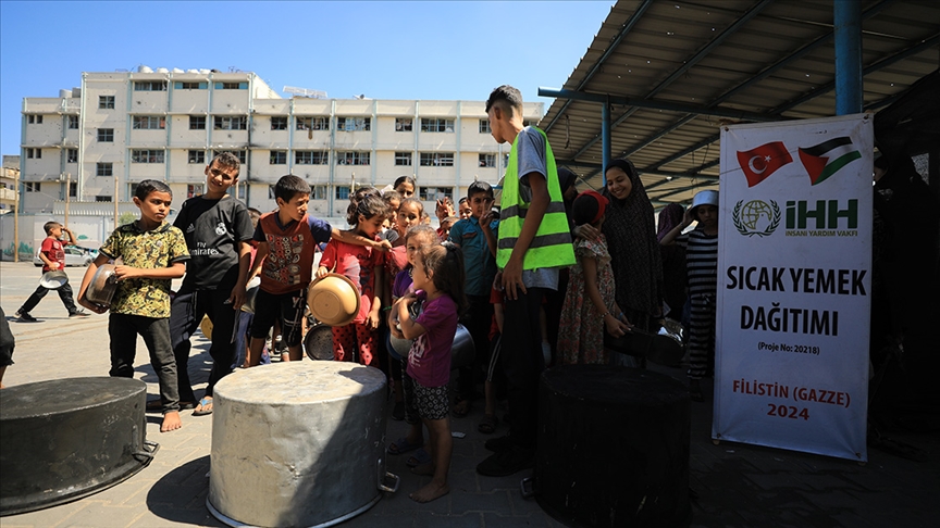 İHH, İsrail'in saldırdığı Gazze'ye insani yardımlarını sürdürüyor