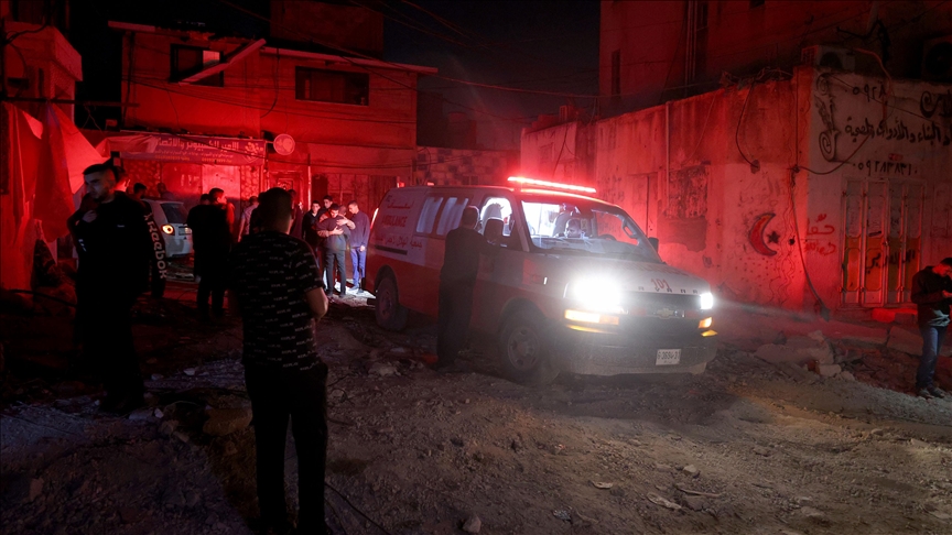 İsrail'in Batı Şeria'nın Tulkerim kentinde bir araca düzenlediği İHA saldırısında 3 kişi öldü