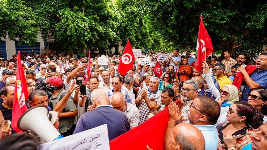 تونس.. عشرات المعلمين يطالبون في وقفة احتجاجية برفع الأجور
