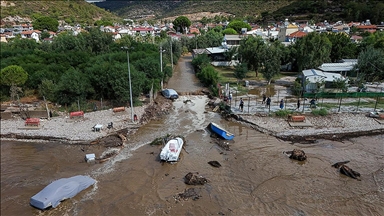 İzmir Menderes'te sağanak sonrası yol çöktü, bazı ev ve iş yerlerini su bastı