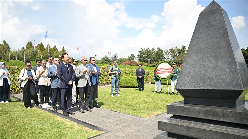 Bakan Uraloğlu, Güney Kore'deki Birleşmiş Milletler Anıt Mezarlığı'nı ziyaret etti