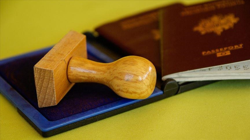 Greek premier criticizes Berlin for suspending Schengen treaty