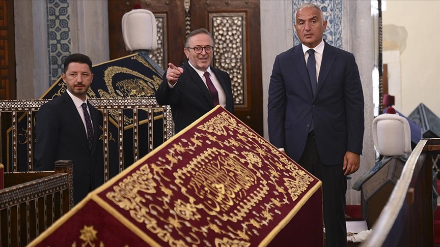 Kültür ve Turizm Bakanı Ersoy, Hatice Turhan Valide Sultan Türbesi'ni ziyaret etti