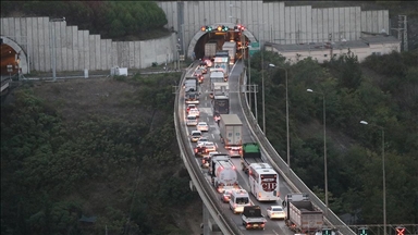 Anadolu Otoyolu'nda 3 tırın karıştığı zincirleme trafik kazası ulaşımı aksattı