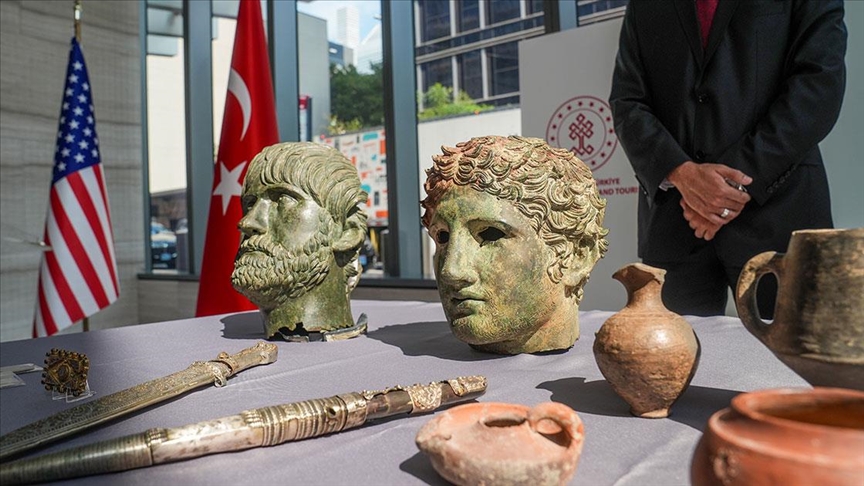ABD'de ele geçirilen 14 tarihi eserin Türkiye'ye iadesi için New York'ta tören yapıldı