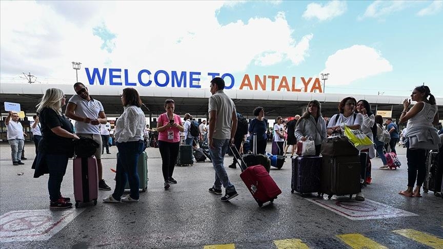 أنطاليا التركية تستضيف 12 مليون سائح في 8 أشهر