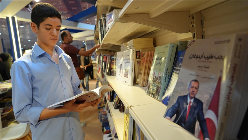 "Bir liderin doğuşu: Recep Tayyip Erdoğan" kitabı, Bağdat'taki fuarda kitapseverlere sunuluyor