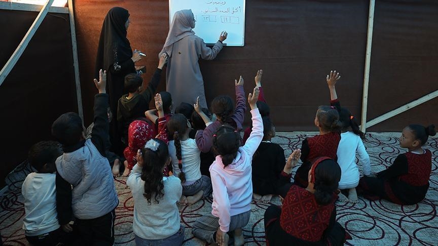 "مدرسة في خيمة".. مبادرة أهلية لتعليم الطلاب جنوب غزة (تقرير)