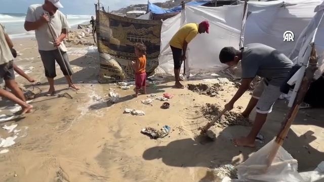 Visoka plima uništila desetine šatora postavljenih na obali Gaze, Palestinci prisiljeni na novo raseljavanje