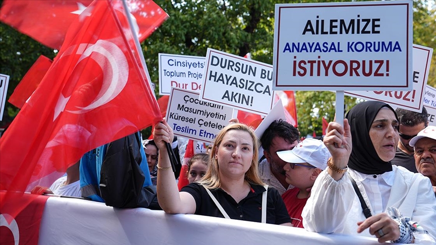 İstanbul'da LGBT propagandasına karşı "Büyük Aile Buluşması" başladı