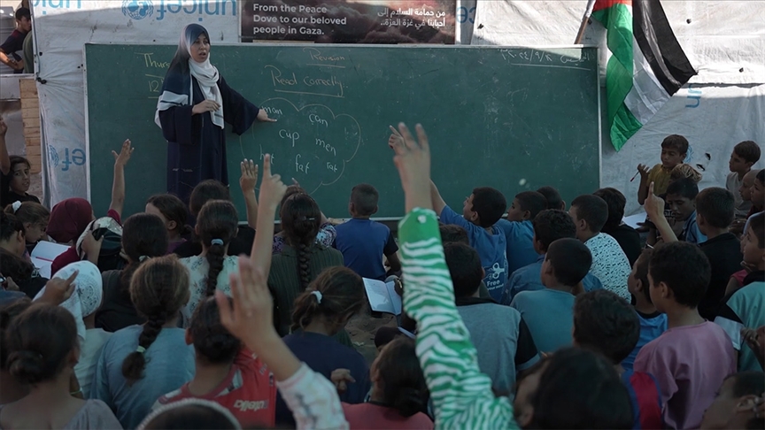 Gönüllü öğretmenlerin girişimiyle Gazze'de kurulan çadır okulda 650 öğrenci eğitimle buluşturuldu