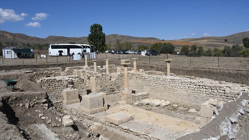 Farklı ülkelerden akademisyenler Satala Antik Kenti kazı alanında incelemede bulundu