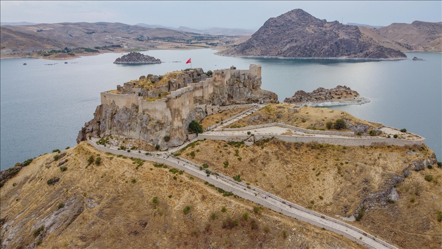 Kalaja Pertek, në mes të një liqeni në Türkiye, tërheq turistët me bukurinë e saj