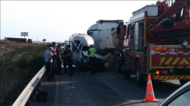 Li Edeneyê TIR û minîbus li hev qelibîn: 4 mirî û 6 birîndar