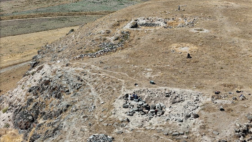 Van'daki Körzüt Kalesi kalıntısında arkeolojik kazılar sürüyor