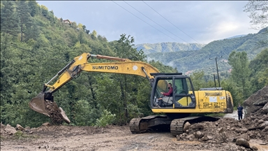 Artvin'de heyelan ve taşkınlar nedeniyle kapanan 32 köy yolu ulaşıma açıldı