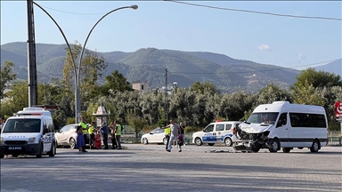 Osmaniye'de otomobille çarpışan okul servisindeki 8 öğrenci yaralandı