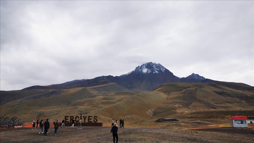 Erciyes Dağı'nın zirvesine kar yağdı