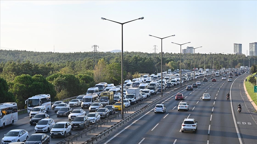 İstanbul'da haftanın dördüncü iş gününde trafikte yoğunluk yaşanıyor