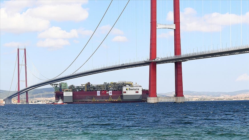 Türkiye'nin ilk yüzer doğal gaz üretim platformu Çanakkale Boğazı'ndan geçti
