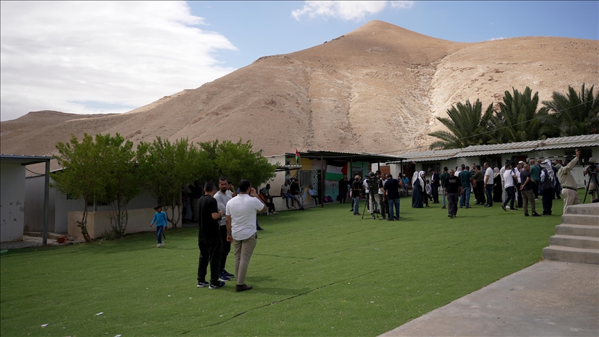 Colonos israelíes ilegales atacan con piedras dos escuelas palestinas en el sur de la Cisjordania ocupada