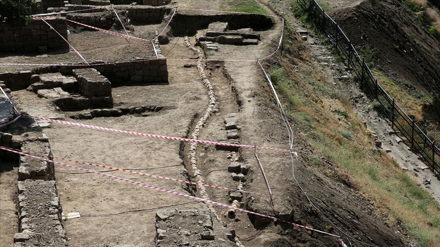 Bitlis Kalesi'nde içme suyu şebekesi bulundu