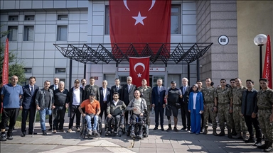 Sağlık Bakanı Memişoğlu, hastanede tedavi gören gazileri ziyaret etti